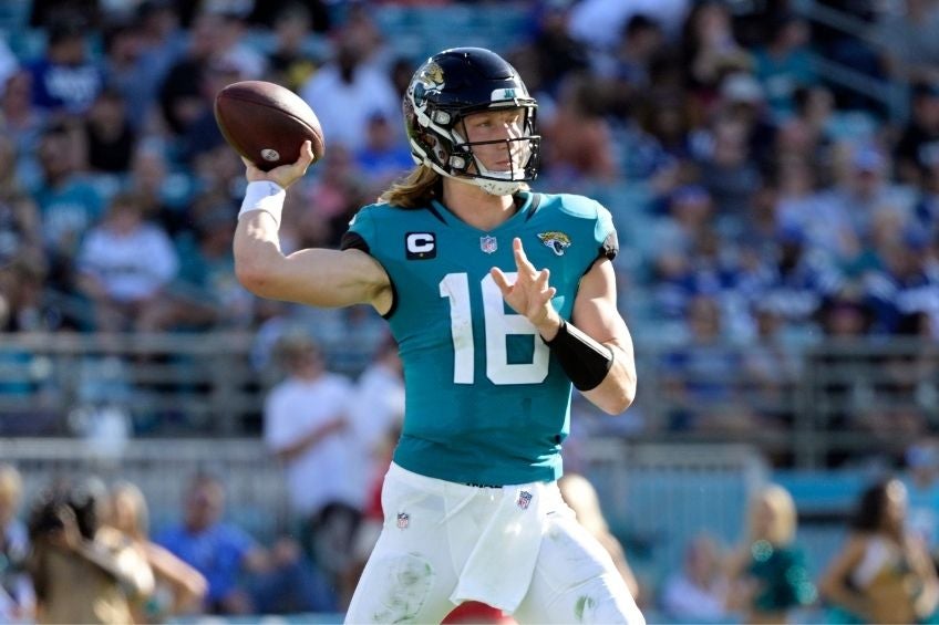 Trevor Lawrence durante un partido de los Jaguars