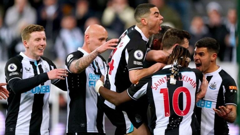 Jugadores del Newcastle festejando un gol 