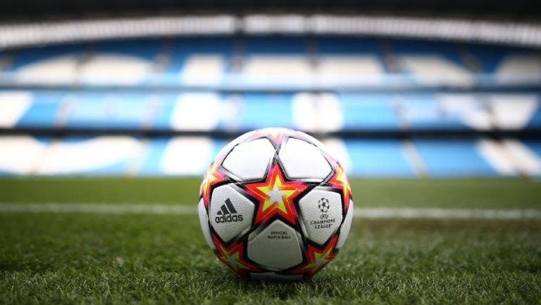 Balón de la UCL previo a un partido