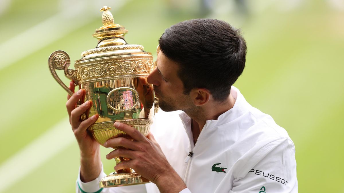 Djokovic besa el trofeo del torneo de Wimbledon 
