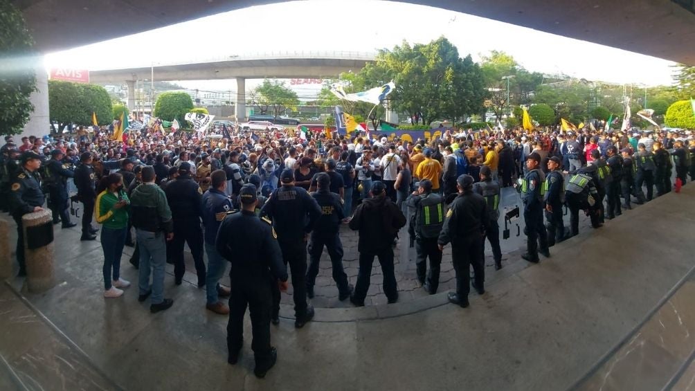 Aficionados de Pumas en el hotel de concentración