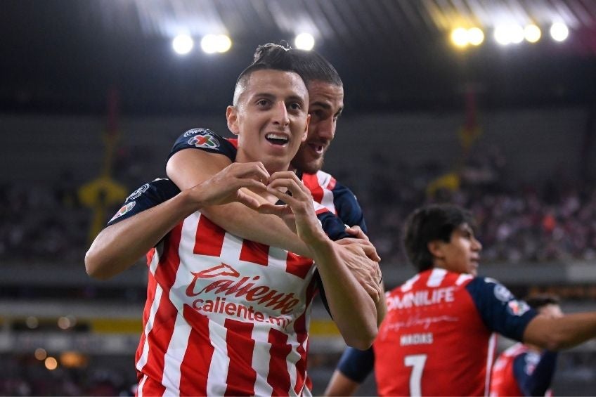 Roberto Alvarado festejando un gol