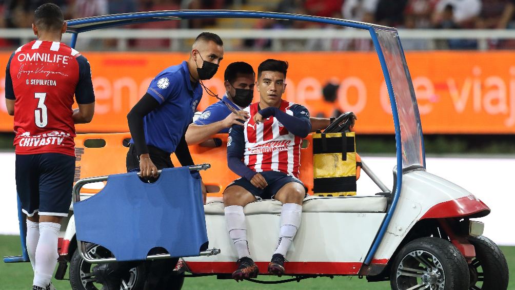 Fernando Beltrán recibiendo atención médica tras lesión ante Pumas