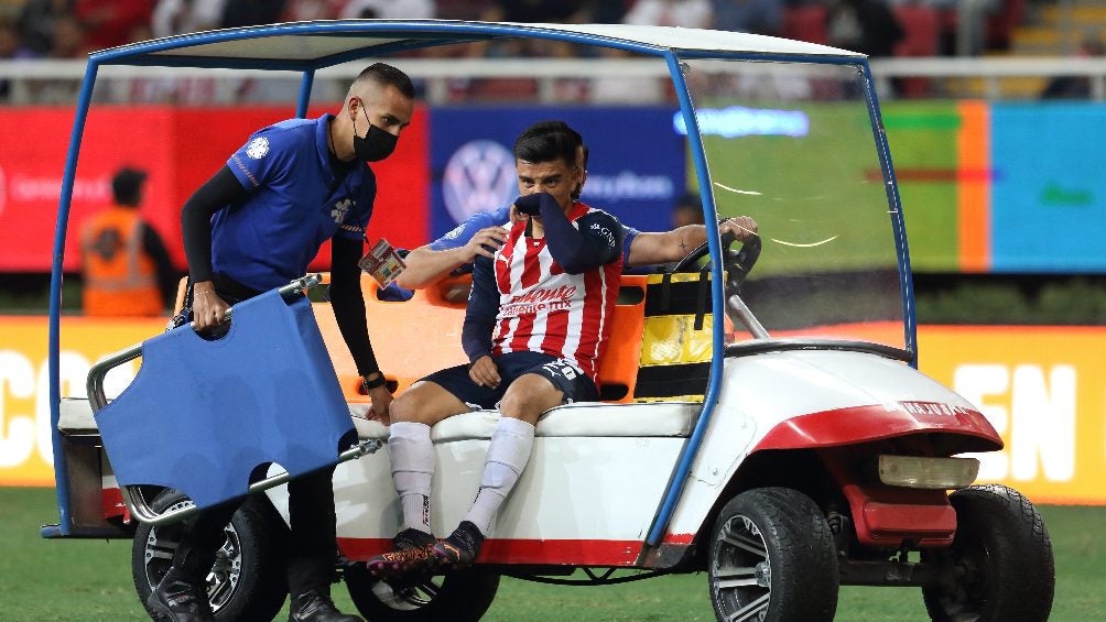 Fernando Beltrán recibiendo atención médica tras lesión ante Pumas