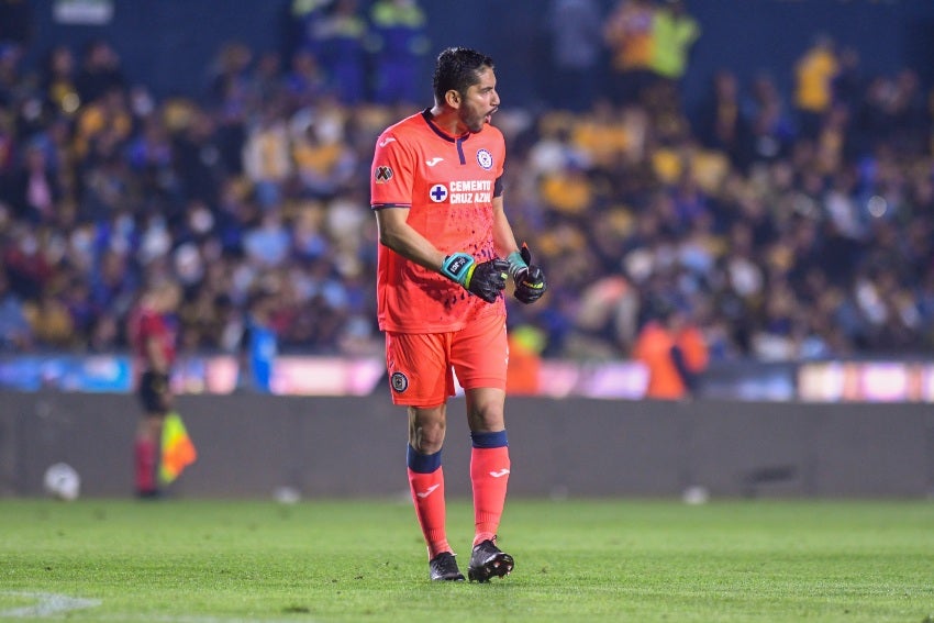 Jesús Corona en un partido de Cruz Azul