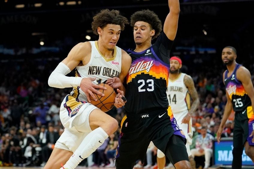 Jaxson Hayes y Cameron Johnson durante el partido