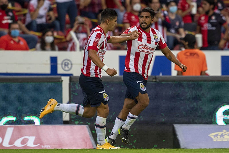 Zaldívar y Ponce durante un duelo con Chivas 