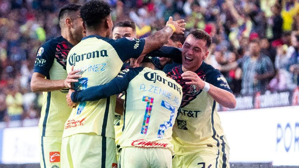 Jugadores del América festejando gol en partido de la Liga MX