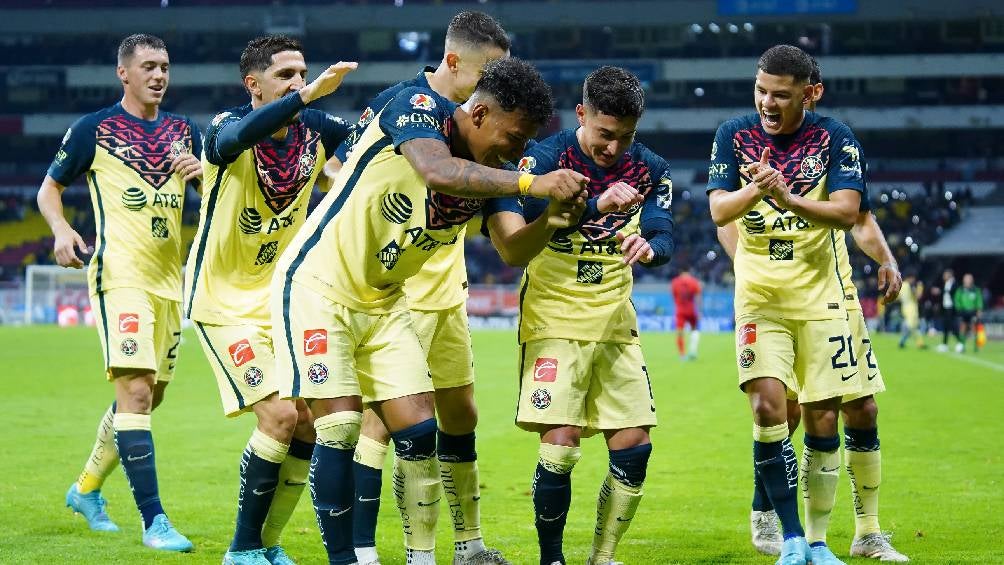 Jugadores del América festejando gol en el Estadio Azteca