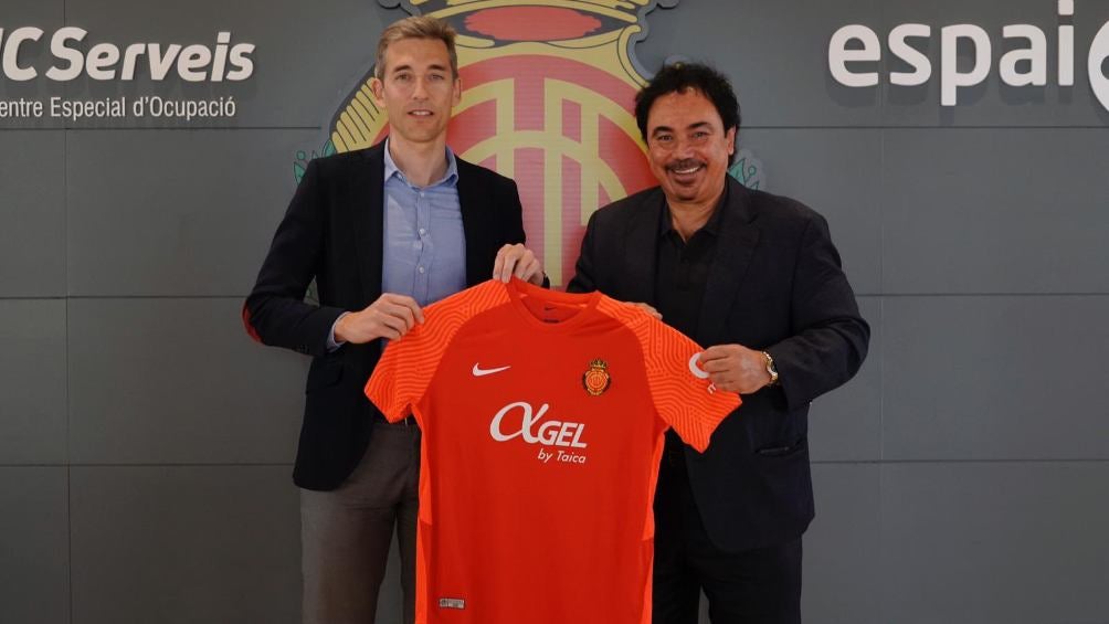 Hugo Sánchez recibió un playera del Mallorca