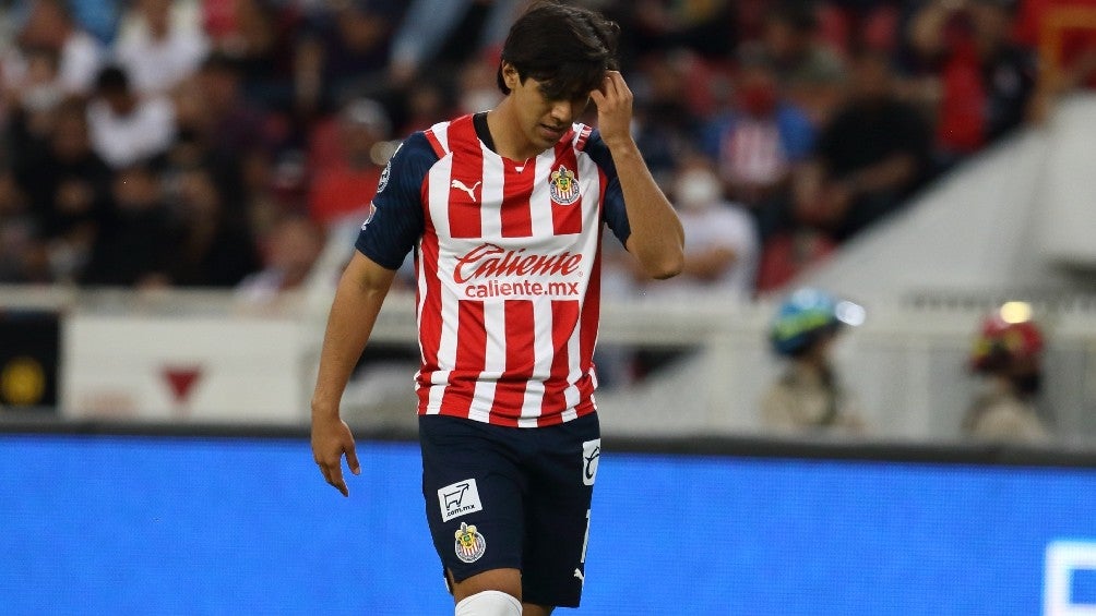 José Juan Macías jugando partido de Liga MX con las Chivas