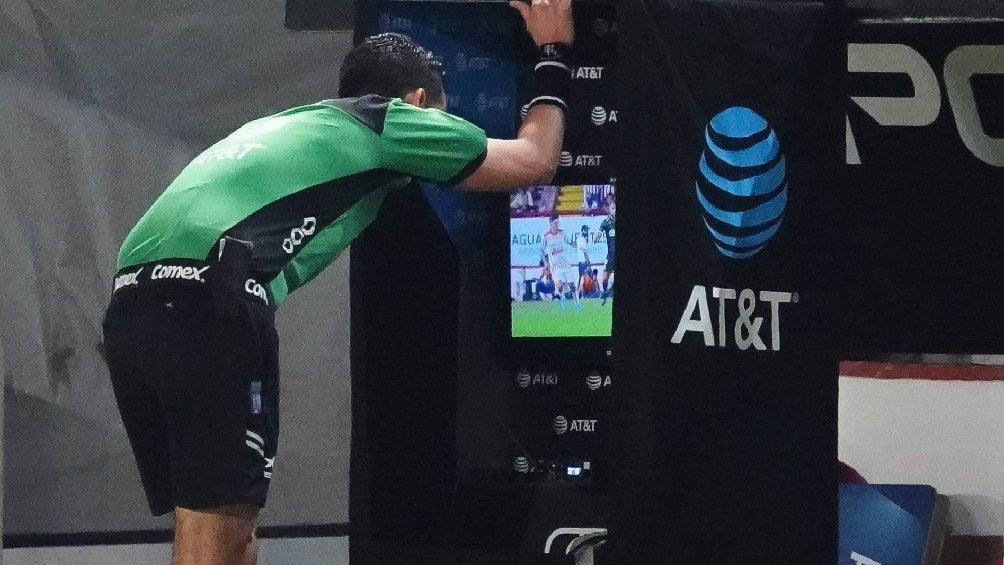 César Palazuelos revisando el VAR durante el Necaxa vs Chivas