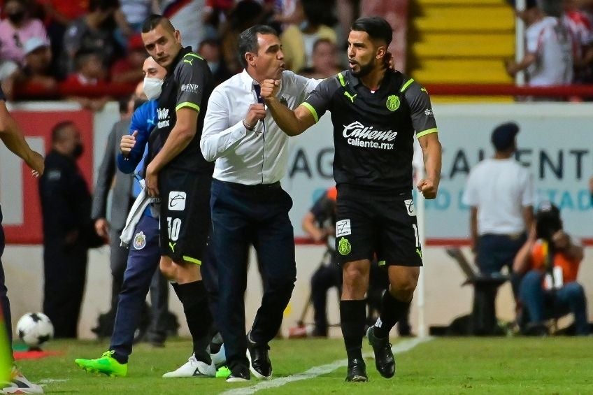 Ricardo Cadena felicitando a Ponce por su gol