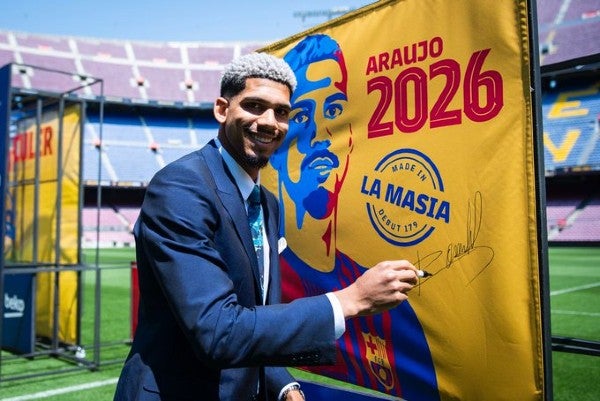 Ronald Araujo durante su ceremonia de renovación con el Barcelona