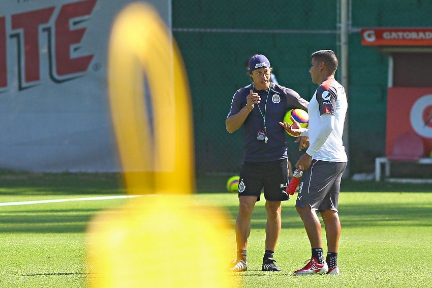 Salcido y Almeyda en un entrenamiento de Chivas