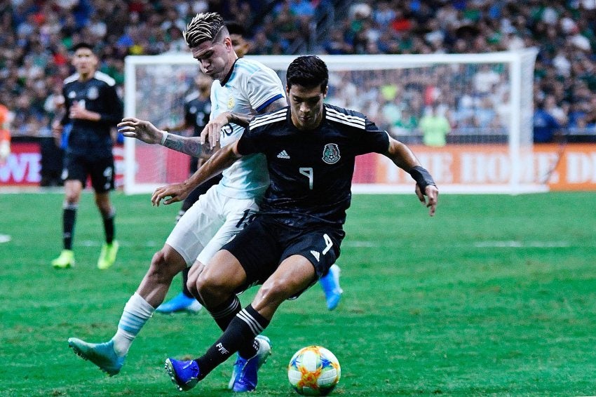 Raúl Jiménez en un juego contra Argentina