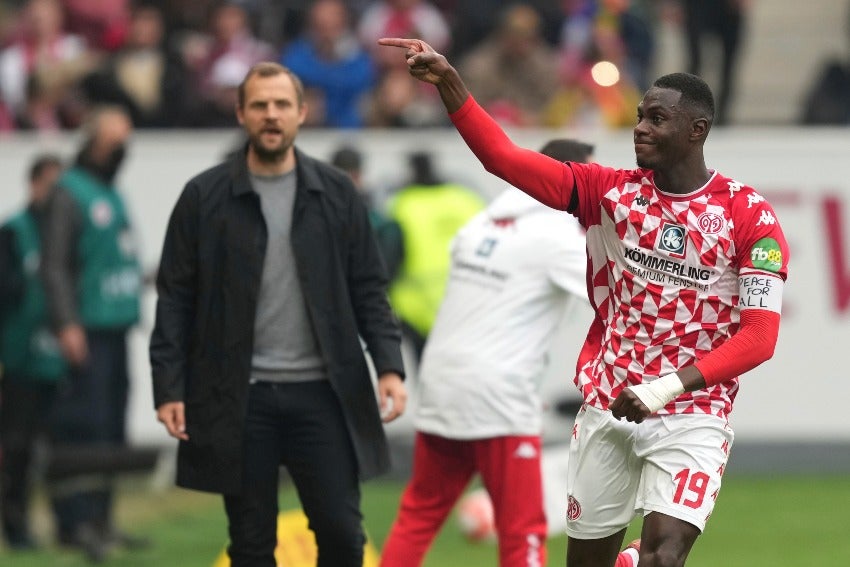 Moussa Niakhaté celebrando un gol ante el Bayern 