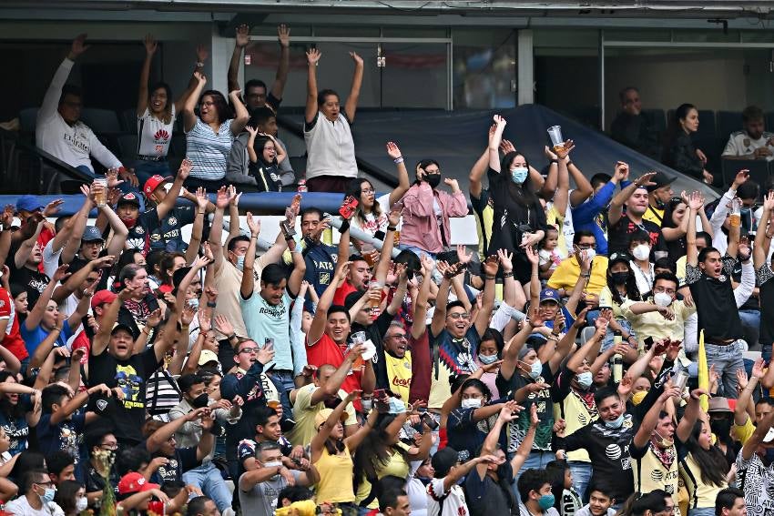 Afición americanista en la cancha del Estadio Azteca