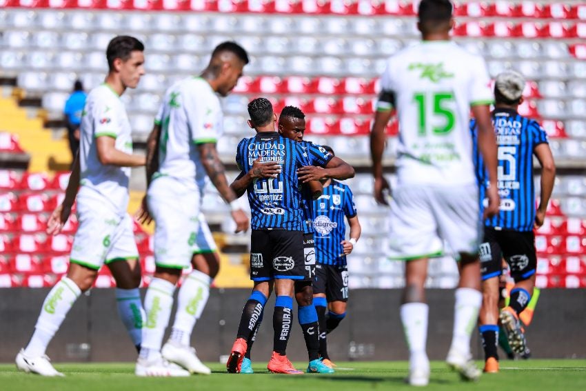 Jugadores de Querétaro celebrando un gol a favor