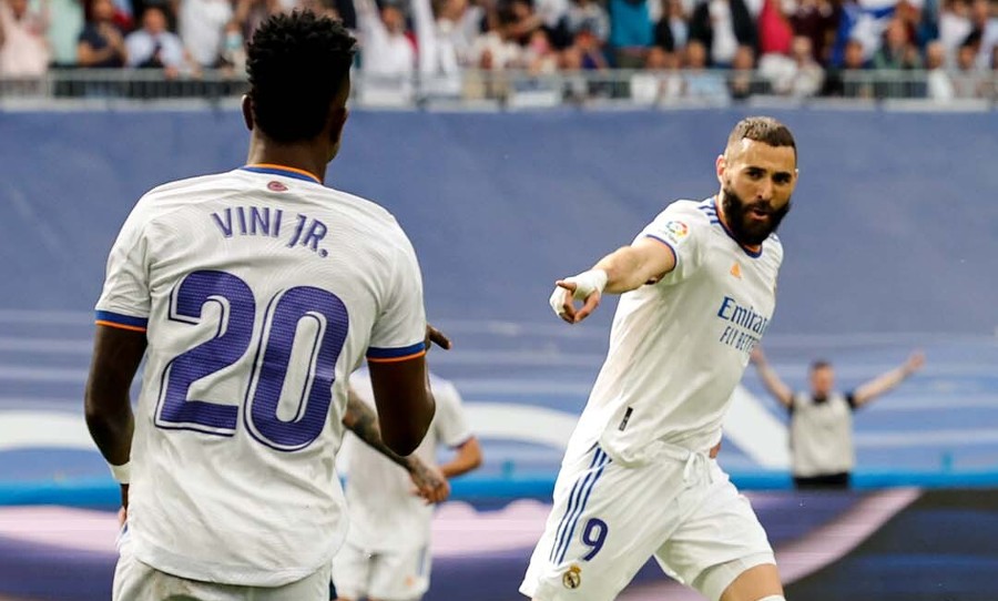 Karim Benzema celebra con Vinicius