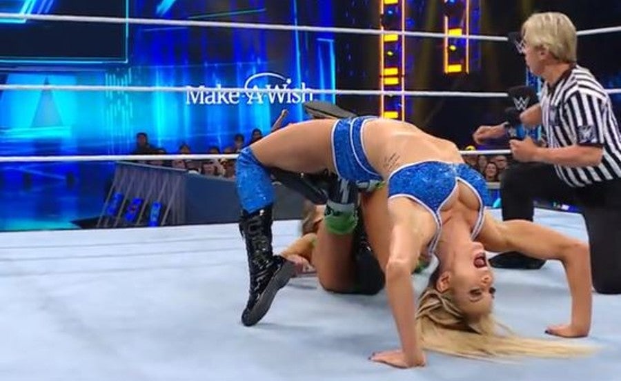 Charlotte Flair castiga a Aliyah