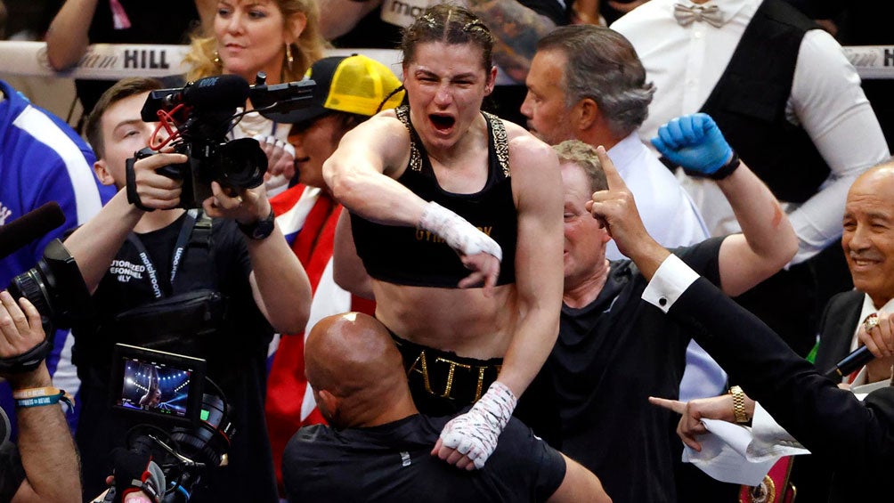 Katie Taylor en festejo tras triunfo ante Serrano