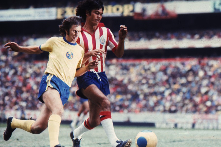 Enrique Borja pelea el balón en juego ante Chivas en 1972
