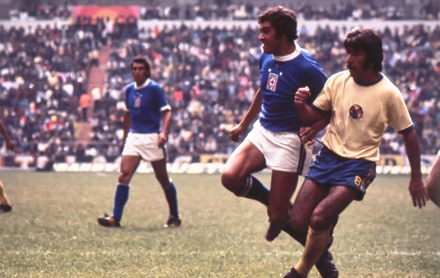 Carlos Reinoso en duelo ante Cruz Azul en 1973