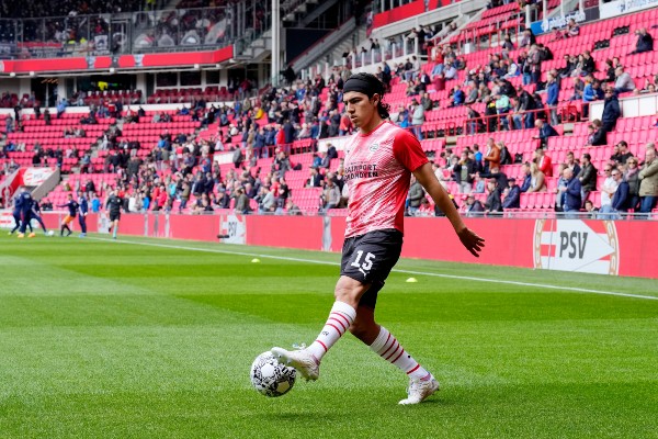 Erick Gutiérrez durante calentamiento con el PSV