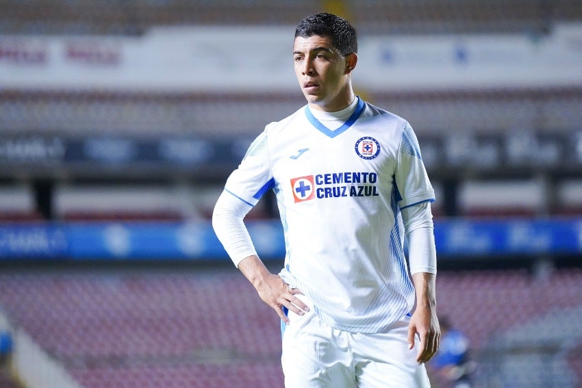 Erik Lira en un juego de Cruz Azul