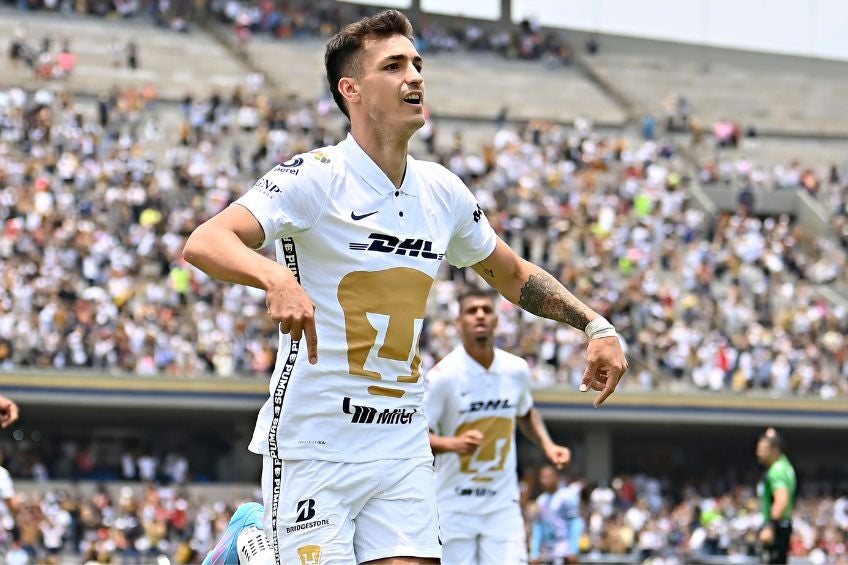 Dinenno festejando un gol de Pumas