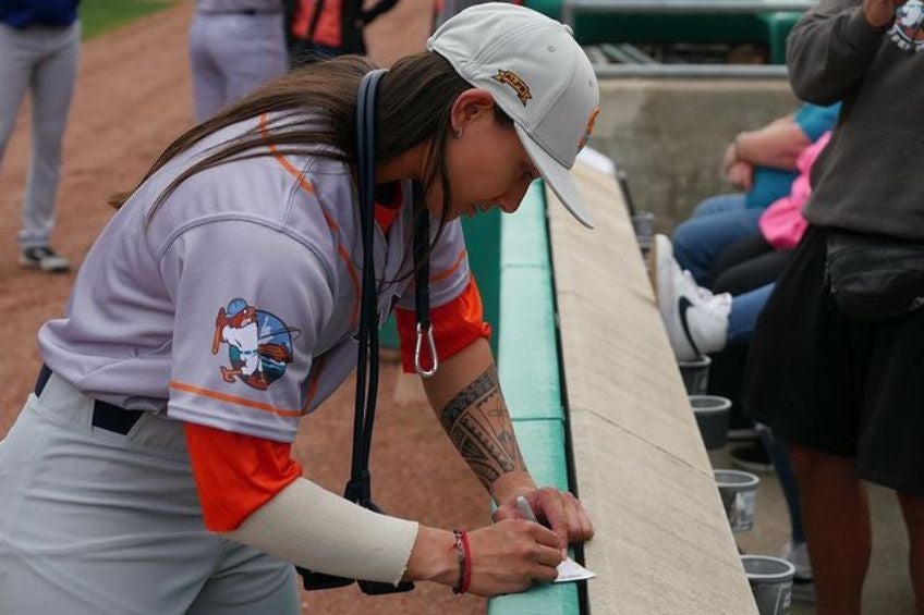 Kelsie Whitmore previo a un partido de los Staten Island Ferryhawks