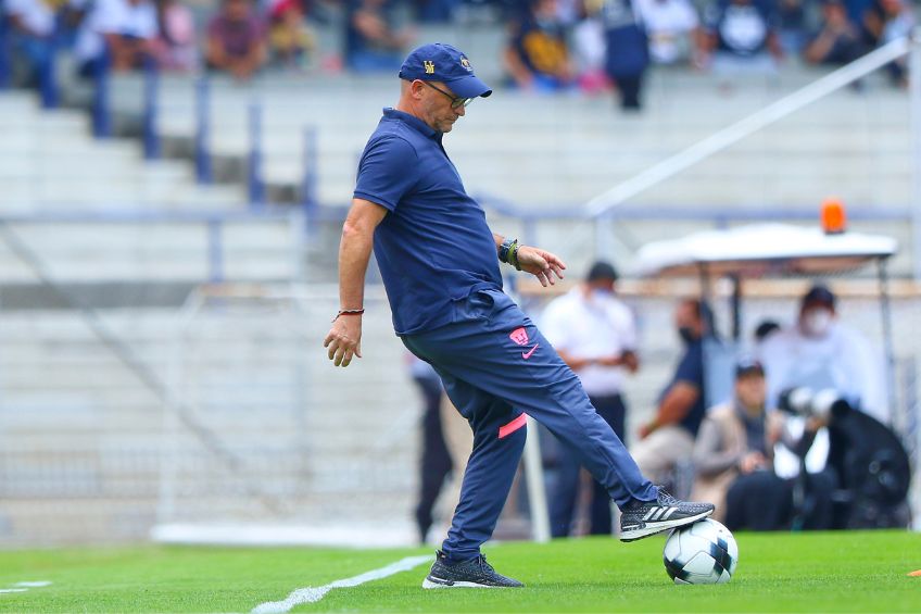 Andrés Lillini dirigiendo a Pumas