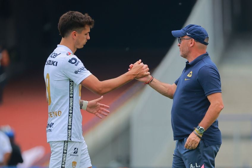 Andrés Lillini felicitando a Dinenno