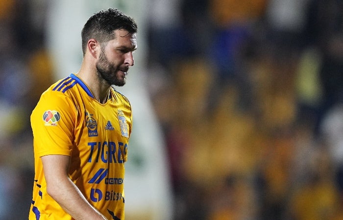 Gignac caminando en la cancha durante el partido Tigres vs América