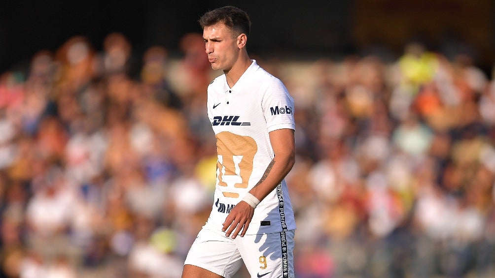 Juan Ignacio Dinenno jugando partido con Pumas en la Liga MX