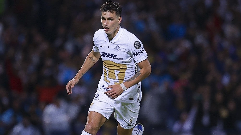 Dinenno festejando gol con Pumas en la Concacaf Liga de Campeones