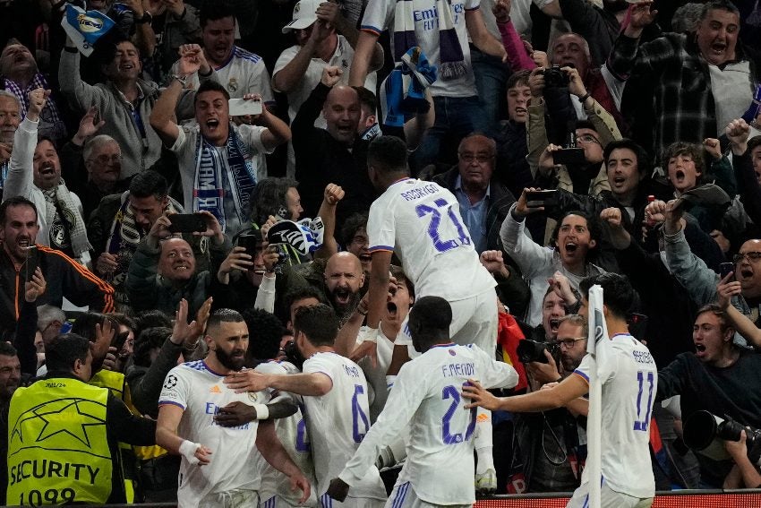 Benzema celebrando la remontada del Real Madrid