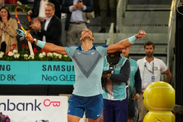 Nadal celebra después de ganar contra Miomir Kecmanovic
