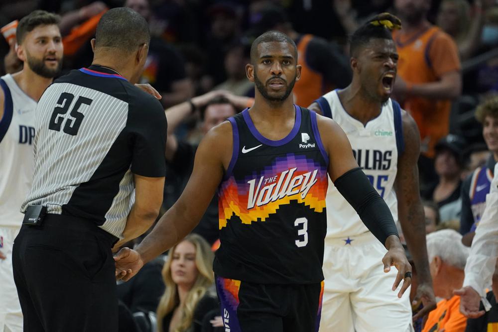 Chris Paul en duelo ante los Mavs