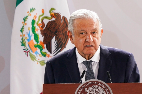Andrés Manuel da un discurso en México 