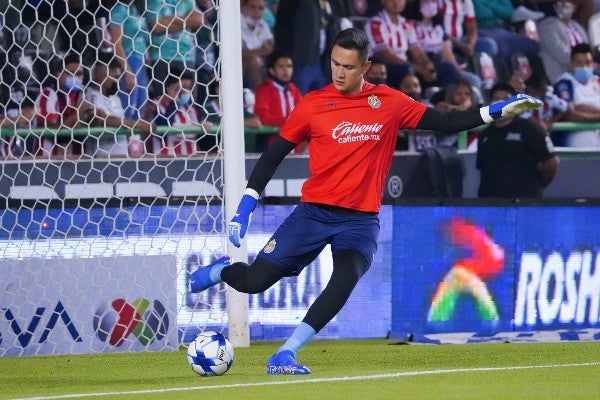 Raúl Gudiño en acción con Chivas