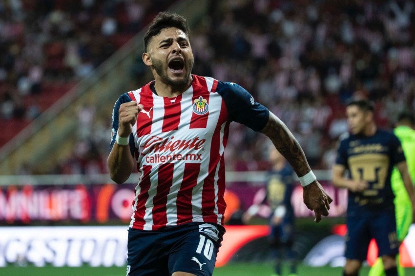 Alexis Vega celebrando un gol con Chivas