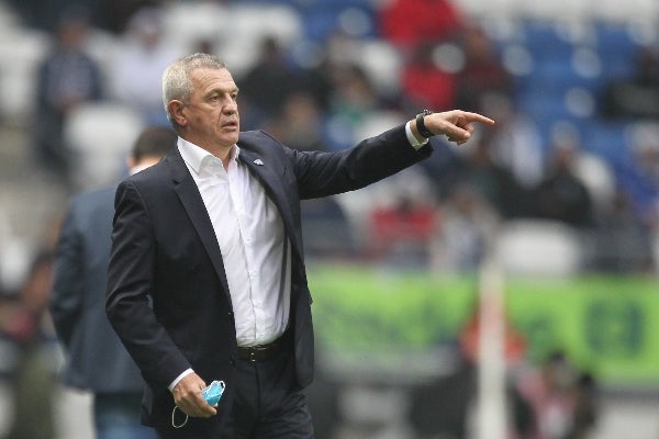 Javier Aguirre dando indicaciones en la cancha 