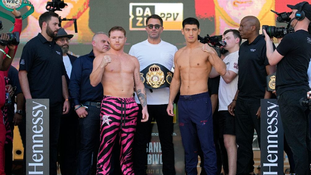 Canelo y Bivol durante la ceremonia de pesaje en Las Vegas