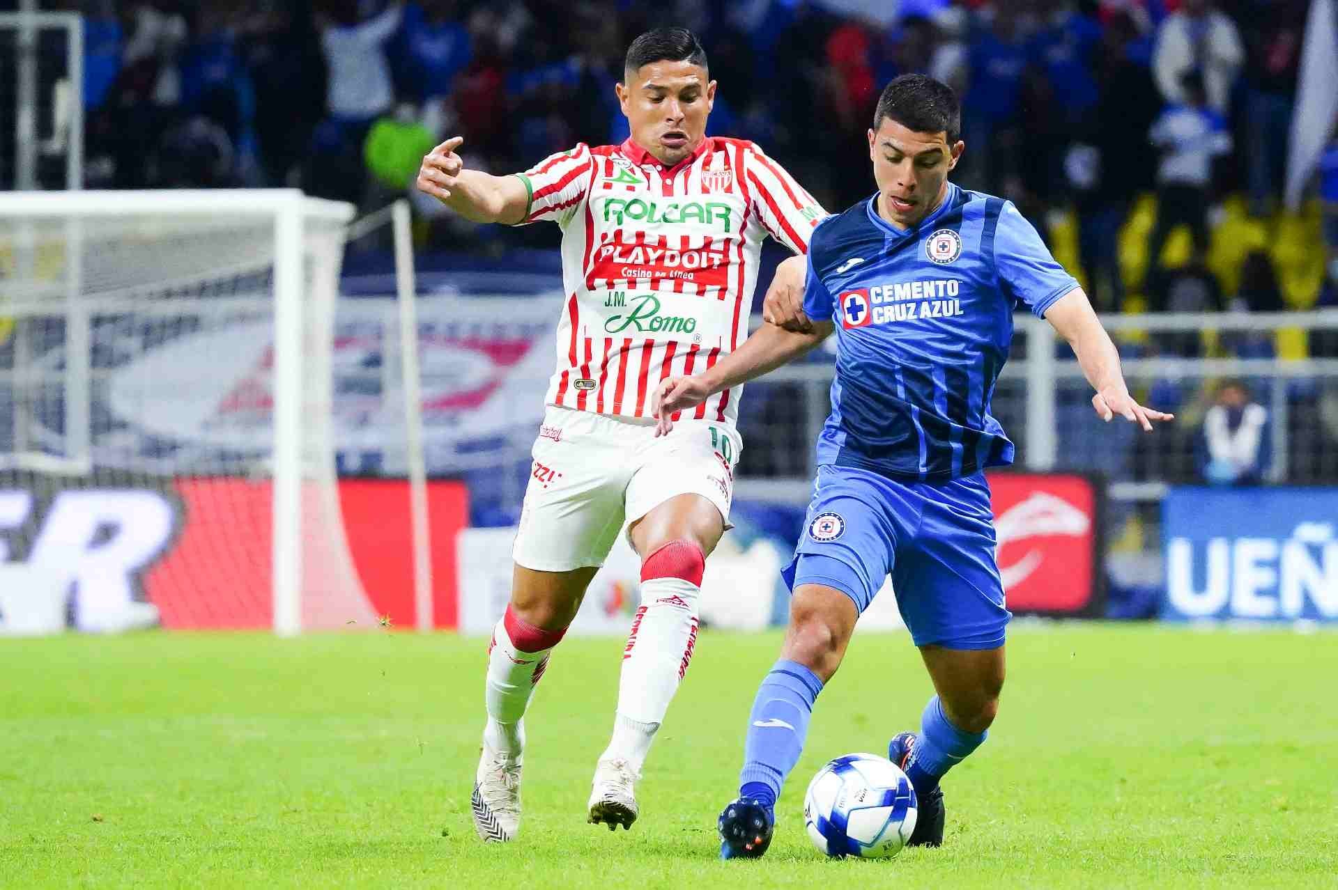 Cruz Azul y Necaxa jugando partido de Liga MX en el Estadio Azteca