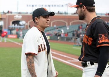 Eduardo 'Chifis' López y Luis González previo al Giants vs Cardinals