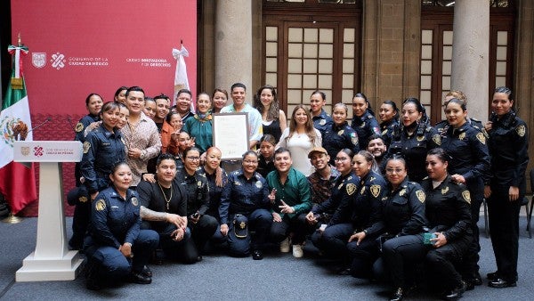 Sheinbaum, policías de la CDMX y Grupo Firme en el Antiguo Palacio del Ayuntamiento