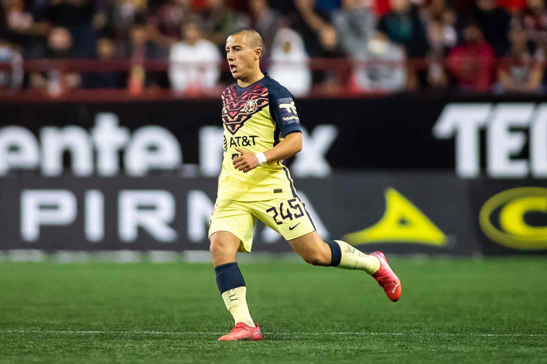 Iker Moreno jugando partido de Liga MX con el primer equipo del América