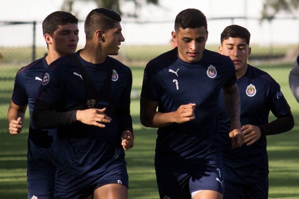 Alexis Vega y Alan Pulido durante entrenamiento con Chivas en 2019